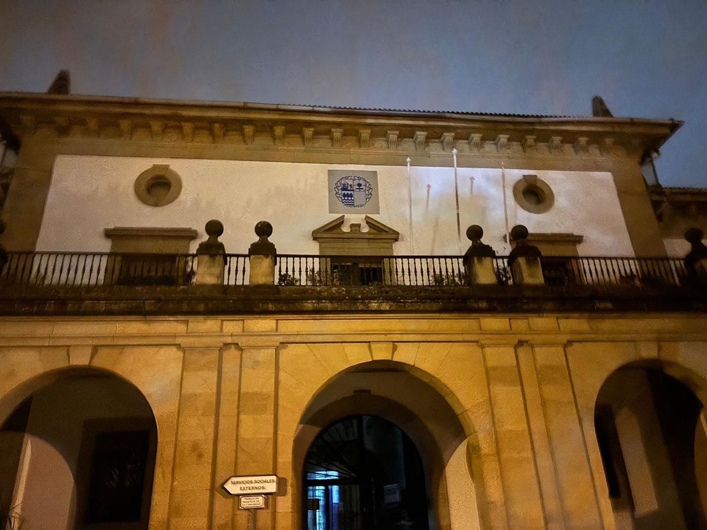 Fachada de la antigua cárcel de Martutene en Donostia de noche