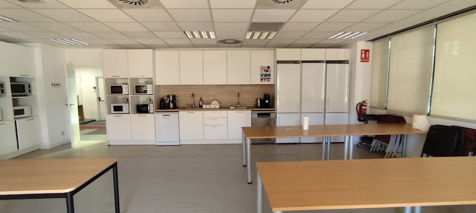 Cocina office ampliada con nuevo mobiliario en las oficinas de Save the Children, Madrid