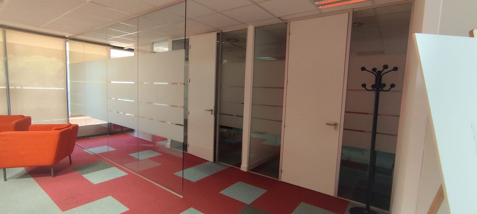 Despachos con mamparas de vidrio en la reforma de oficinas de Save the Children en Madrid