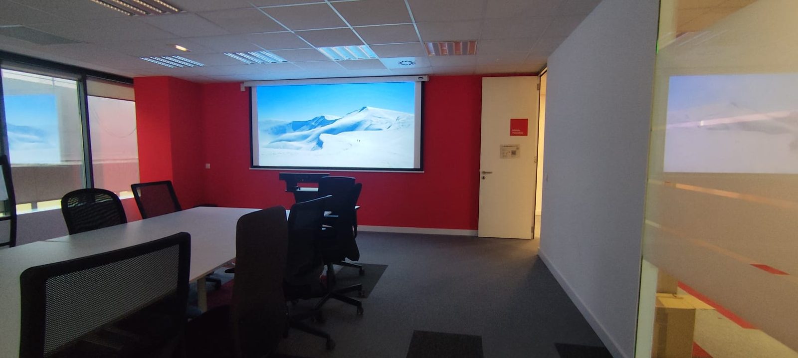 Sala de reuniones de pladur con aislamiento en las oficinas de Save the Children, Madrid